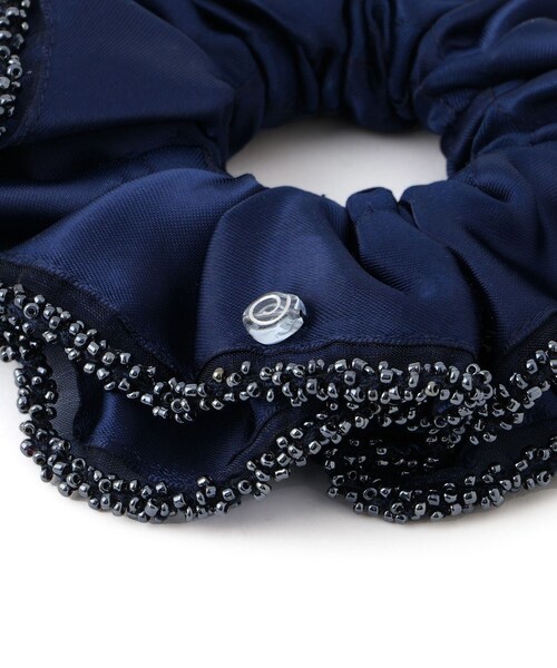 ADAM ET ROPE'（アダムエロペ）の「【MERRMA（メルマ）】BEAD SCRUNCHIE（シュシュ・レディース・ブラック/ネイビー・F）」の5枚目の写真