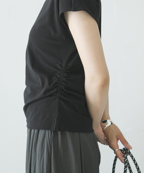 URBAN RESEARCH(アーバンリサーチ)の「サイドギャザーカットソー(Tシャツ/カットソー・レディース・OFF WHITE/BLACK/BROWN・Free)」の13枚目の写真