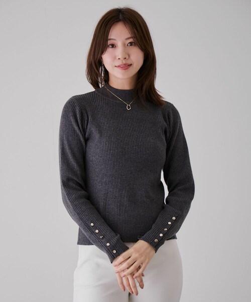 Jayro（ジャイロ）の「袖口ボタンタートルリブニットプルオーバー（ニット/セーター・レディース・ブラック/グレー/ライトグレー/ホワイト系/ブルー/ピンク/ワイン・M）」の7枚目の写真