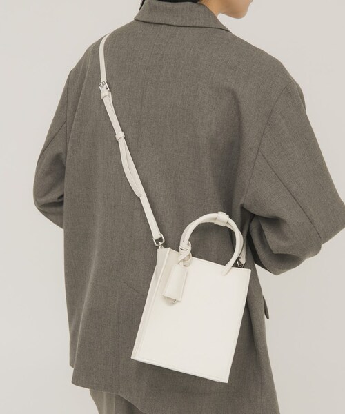 KBF（ケイビーエフ）の「チャーム付きスクエアミニBAG（ハンドバッグ・レディース・OFF/BLACK・One）」の6枚目の写真