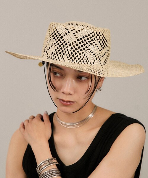 ADAM ET ROPE'（アダムエロペ）の「【chisaki】WONDER FULL LIFE × chisaki Natural grass（ハット・レディース・キナリ・F）」の2枚目の写真