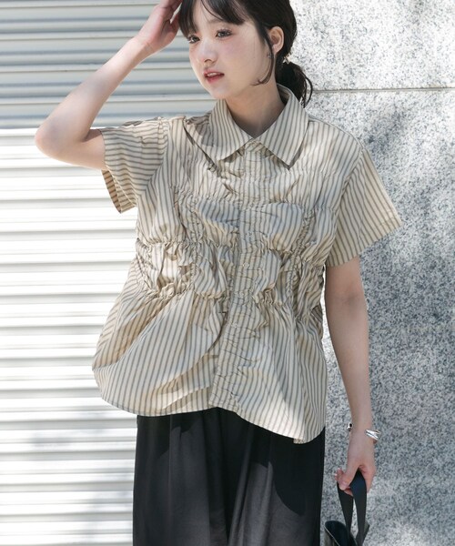 ITEMS URBANRESEARCH（アイテムズ アーバンリサーチ）の「シャーリングストライプシャツ（シャツ/ブラウス・レディース・BEG/BRN/BLK・Free）」の4枚目の写真