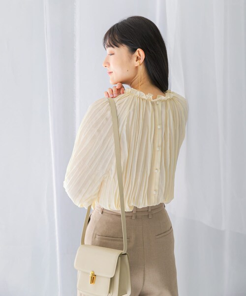 URBAN RESEARCH ROSSO（アーバンリサーチロッソ）の「2WAYプリーツブラウス（シャツ/ブラウス・レディース・OFF WHITE/BLUE/BLACK・FREE）」の9枚目の写真