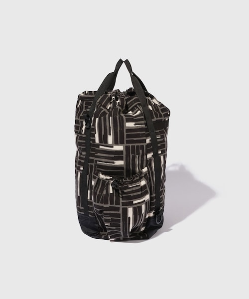 ADAM ET ROPE'（アダムエロペ）の「【ENGINEERED GARMENTS/エンジニアド ガーメンツ】UL 3 Way Bag - CL Tile Print Canvas（バックパック/リュック・メンズ・ブラック・F）」の3枚目の写真