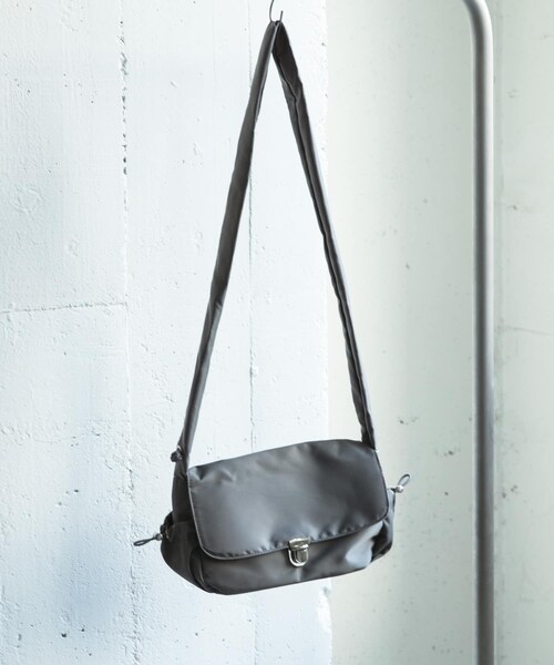 SENSE OF PLACE by URBAN RESEARCH（センスオブプレイスバイアーバンリサーチ）の「ナイロンフラップショルダーバッグ（ショルダーバッグ・メンズ・L.BLUE/BLACK/GRAY・one）」の2枚目の写真