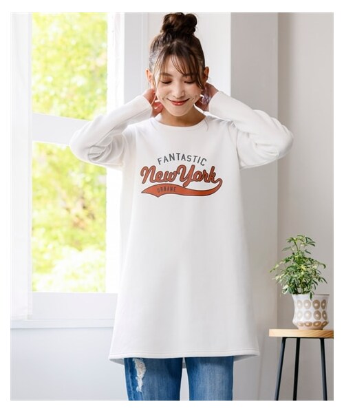 nissen（ニッセン）の「大きいサイズ裏起毛プリントチュニック（チュニック・レディース・【不要】ラズベリーピンク/【不要】ネイビー(ポップコーン)/【不要】ピーコックブルー(地図柄)/【不要】チャコールグレー(ビッグロゴ)/【不要】黒(スター)/【不要】モカベージュ(フラワー)/【不要】ネイビー(ノルディック)/【不要】グリーン(カレッジ)/【不要】カーキ×チェック/【不要】ピンク×ネイビー/【不要】黒(パネルプリント)/【不要】マスタード(ブルドッグ)/【不要】杢ライトグレー(ランダムロゴ)/【不要】黒×ピーコックブルー×杢/【不要】ブラウン(マウンテン)/【不要】フォレストグリーン(袖ロゴ)/杢グレー(DOG)/【不要】カーキ(パネルプリント)/【不要】ネイビー(重ね着風)/黒(サボテン)/【不要】ワイン系(切替)/【不要】黒(バックロゴ)/パープル(星柄)/黒系(ギンガム)/黒(ロゴ・ワッペン)/ピンクベージュ(アニマル)/ブラウン(雪柄)/ブルー(ボックスロゴ)/ネイビー(袖ロゴ)/杢チャコールグレー(カレッジ)/オフホワイト(ロゴ)/カーキ(バックロゴ)・L/LL/3L/4L/5L/6L/8L/10L）」の3枚目の写真