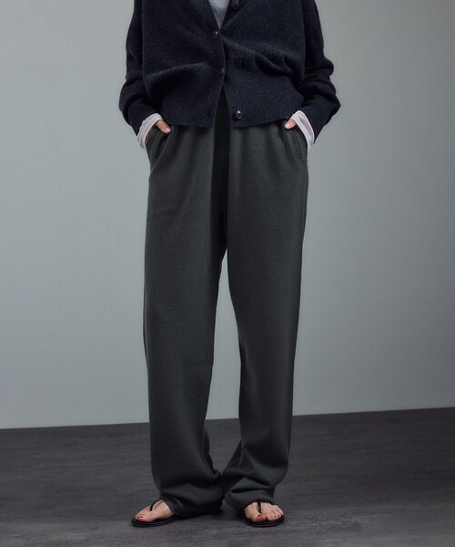 ADAM ET ROPE'(アダムエロペ)の「【extreme cashmere(エクストリーム・カシミア)】rush(その他パンツ・レディース・チャコール/ライトグレー・F)」の15枚目の写真