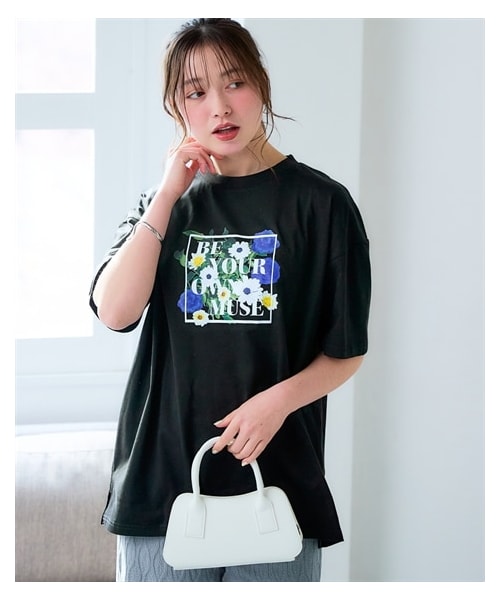 nissen（ニッセン）の「＜大きいサイズ＞ 【ひんやりコットン】綿100％ゆるシルエットプリントＴシャツ（接触冷感・UVカット）（Tシャツ/カットソー・レディース・黒(フォト猫)/ピンクベージュ(靴)/チャコール(フラワー)/黒(メッセージ)/グレイッシュベージュ(ロゴ)/サンドベージュ(バックロゴ)/アッシュブルー(メッセージ)/オフホワイト(フォト)/チャコール(バックプリント)/ネイビー(ヴィンテージ風)/モカブラウン(ロゴ)/グレイッシュネイビー(ナンバー)/チャコール(フォト)/グリーン(CAT)/黒(ロゴメッセージ)/グレージュ(ウサギ)/コーラルピンク(変身ポーズ)/黒(フラワー&ロゴ)/ネイビー(月とメッセージ)・L/LL/3L/4L/5L/6L/8L/10L/M）」の16枚目の写真