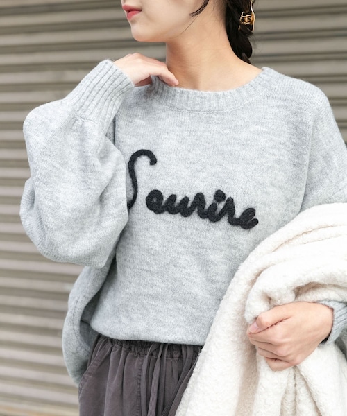 ITEMS URBANRESEARCH（アイテムズ アーバンリサーチ）の「クルーネックロゴニットプルオーバー（ニット/セーター・レディース・L.GRY/NVY/YEL・Free）」の3枚目の写真