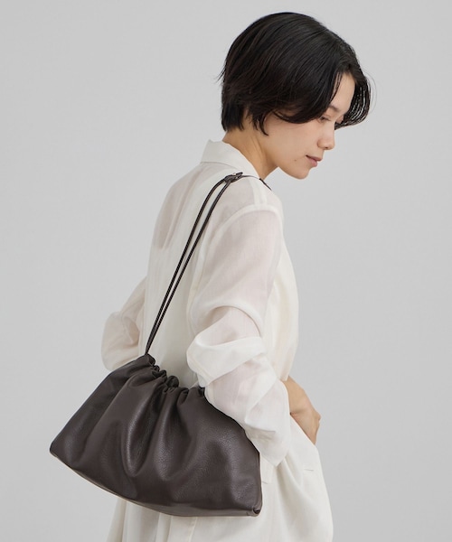 ADAM ET ROPE'(アダムエロペ)の「【W S(ドゥーブル)】ソフトレザードロストミドルバッグ(ハンドバッグ・レディース・ブラック/ダークブラウン・F)」の2枚目の写真
