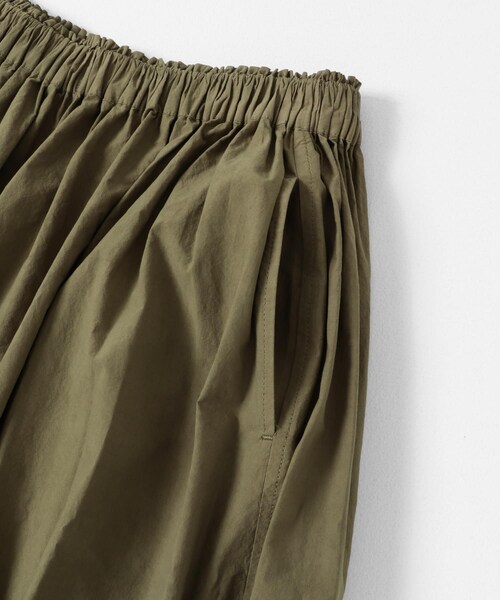 URBAN RESEARCH（アーバンリサーチ）の「Nomat　Cotton Shirring Skirt（スカート・レディース・Pearl Gray/OliveGreen・1）」の5枚目の写真
