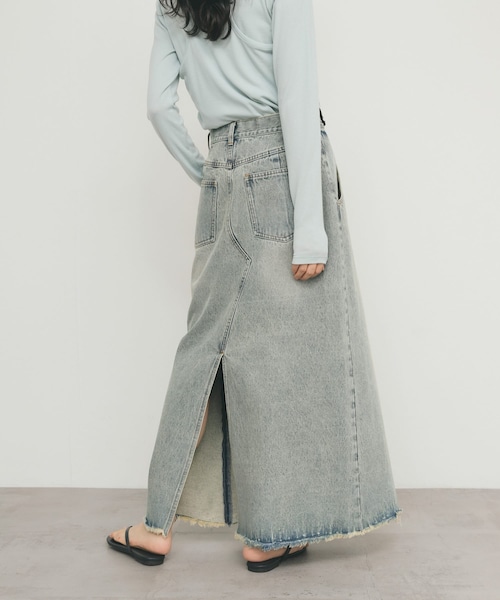 KBF（ケイビーエフ）の「バックスリットデニムスカート（デニムスカート・レディース・FADE BLUE/L.BLUE/BROWN・one）」の2枚目の写真