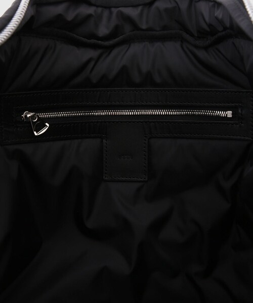 ADAM ET ROPE'（アダムエロペ）の「【ITTI/イッチ】ANNIE PUFFER BIG MOON BAG / CERATO BRIGHT（ショルダーバッグ・メンズ・ブラック・F）」の8枚目の写真