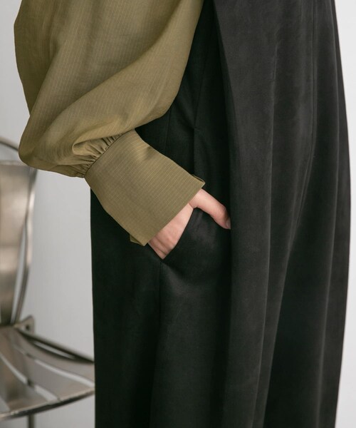 KBF（ケイビーエフ）の「ショルダータックスエードサロペット（サロペット/オーバーオール・レディース・BEIGE/BLACK・36/38）」の20枚目の写真