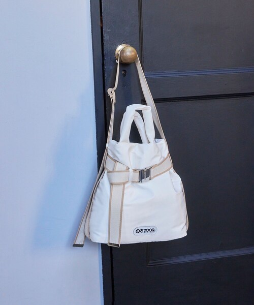 VIS（ビス）の「【OUTDOOR PRODUCTS】VIS別注2WAYベルト付きパデッドトートバッグ（トートバッグ・レディース・ブラック/チャコール/キナリ・F）」の12枚目の写真