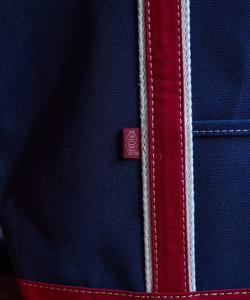 ADAM ET ROPE'（アダムエロペ）の「【BONCOURA/ボンクラ】キャンパストート（トートバッグ・メンズ・ネイビー/レッド・F）」の5枚目の写真