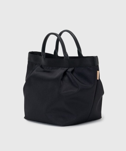 ADAM ET ROPE'(アダムエロペ)の「【HenderScheme/エンダースキーマ】2tuck tote M(トートバッグ・メンズ・ブラック・F)」の3枚目の写真