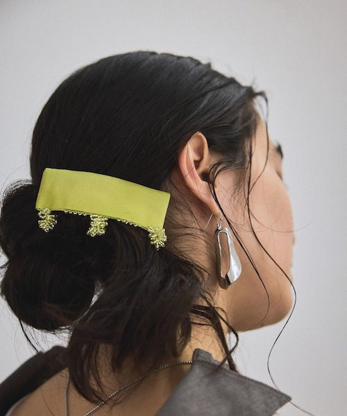 ADAM ET ROPE'(アダムエロペ)の「【SERA STUDIO(セーラスタジオ)】FABRIC HAIR CLIP / ヘアクリップ(バレッタ/ヘアクリップ・レディース・ブラウン/イエロー系・F)」の4枚目の写真