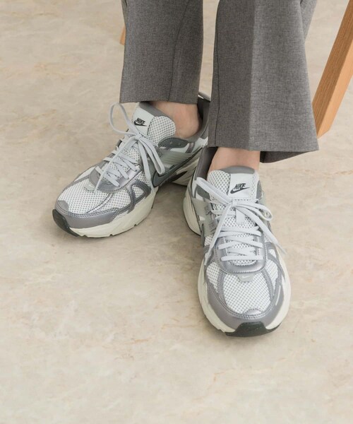 URBAN RESEARCH DOORS（アーバンリサーチドアーズ）の「NIKE　V2K ラン（スニーカー・レディース・ピュアプラチナ/シルバー・23/23.5/24/24.5/25）」の4枚目の写真