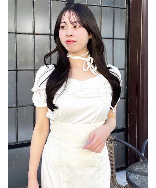 dazzlin（ダズリン）の「タイ付ギャザーカットトップス（Tシャツ/カットソー・レディース・オフホワイト/イエロー/ブルー/ブラウン・F）」の2枚目の写真