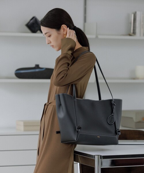ROPE'（ロペ）の「【E'POR】KNOT BAG Large/A4対応・通勤・撥水・軽量・26AW新型（トートバッグ・レディース・ブラック/ダークブラウン・F）」の6枚目の写真
