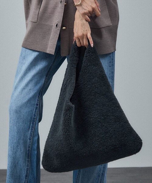 ADAM ET ROPE'(アダムエロペ)の「【HELEN MOORE(ヘレンムーア)】フェイクムートンリバーシブルバッグ(トートバッグ・レディース・チャコール/ベージュ・F)」の5枚目の写真