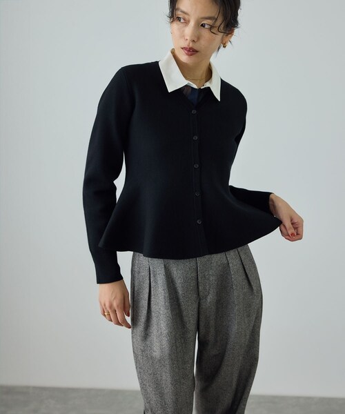 ROPE'(ロペ)の「ウール混ニットペプラムカーディガン/イージーケア・セットアップ対応(ニット/セーター・レディース・ブラック/ブラウン・F)」の1枚目の写真