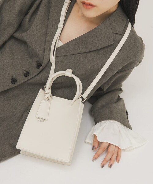 KBF（ケイビーエフ）の「チャーム付きスクエアミニBAG（ハンドバッグ・レディース・OFF/BLACK・One）」の4枚目の写真