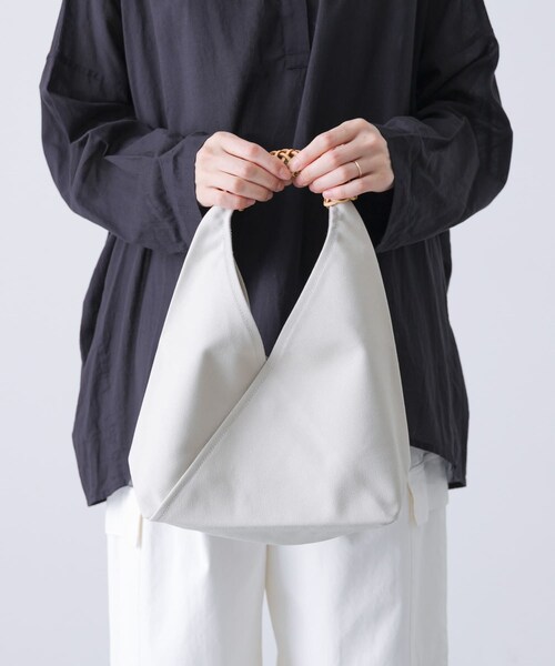 かぐれ（カグレ）の「KAMARO’AN　Woven Triangle Bag 36（ハンドバッグ・レディース・Ivory・one）」の2枚目の写真