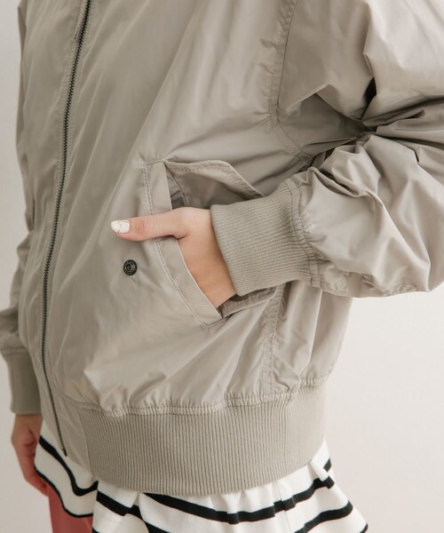 URBAN RESEARCH DOORS（アーバンリサーチドアーズ）の「MA-1コンパクトジャケット（MA-1・レディース・KHAKI/L/GRAY・1）」の19枚目の写真