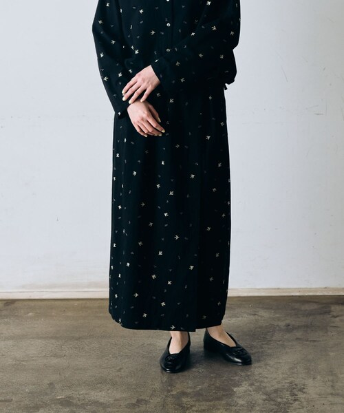 かぐれ（カグレ）の「ツバメ刺繍ラップスカート（スカート・レディース・IVORY/BLACK・Free）」の3枚目の写真