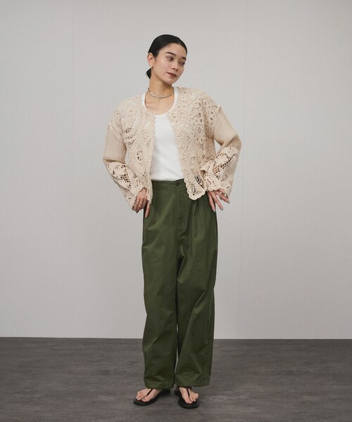 ADAM ET ROPE'（アダムエロペ）の「【WEB限定】2WAYミリタリータックカーゴパンツ［コットンブレンド］（カーゴパンツ・レディース・ベージュ/カーキ・F）」の10枚目の写真