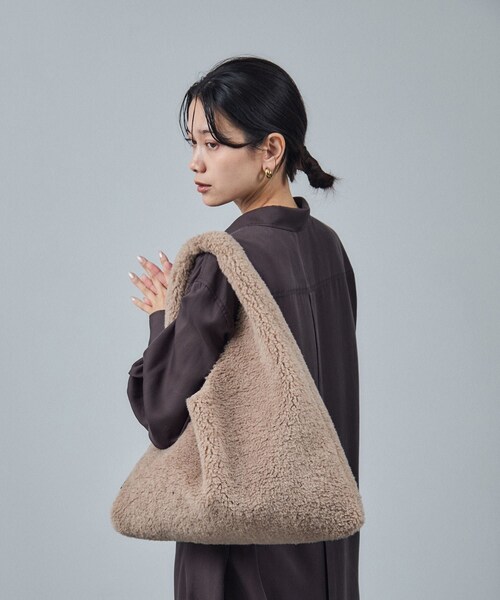 ADAM ET ROPE'(アダムエロペ)の「【HELEN MOORE(ヘレンムーア)】フェイクムートンリバーシブルバッグ(トートバッグ・レディース・チャコール/ベージュ・F)」の4枚目の写真