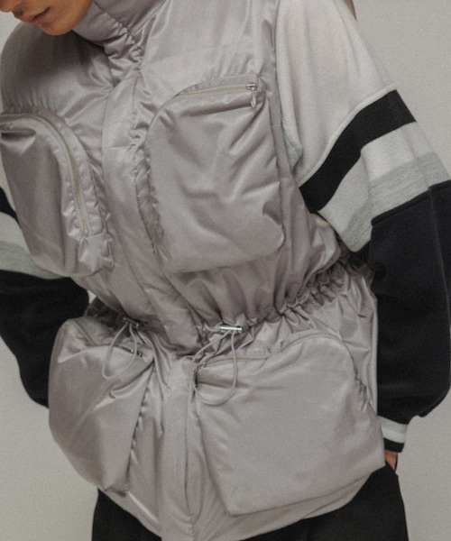 ADAM ET ROPE'（アダムエロペ）の「［OUTER］WSIZE PADDED VEST UNISEX（ダウンベスト・レディース・ブラック/シルバー・38/40）」の3枚目の写真