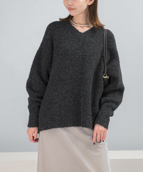URBAN RESEARCH ROSSO（アーバンリサーチロッソ）の「『WEB限定』Vネックカーブスリーブニット（ニット/セーター・レディース・CORAL/CHARCOAL/MOCHA・Free）」の9枚目の写真