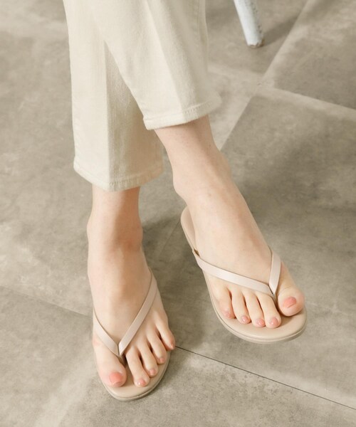 URBAN RESEARCH Sonny Label（アーバンリサーチサニーレーベル）の「NICOLAS LAINAS　レザートングサンダル（サンダル・レディース・TAN/SAND/BLACK・37/38）」の3枚目の写真