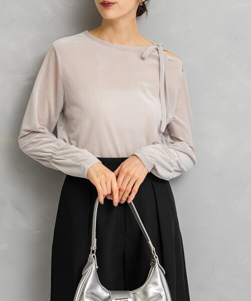 URBAN RESEARCH ROSSO（アーバンリサーチロッソ）の「シアーベロアスリットデザインカットソー（Tシャツ/カットソー・レディース・BLACK/GREIGE/L.MINT・FREE）」の2枚目の写真