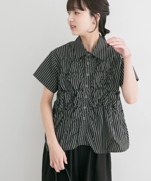 ITEMS URBANRESEARCH（アイテムズ アーバンリサーチ）の「シャーリングストライプシャツ（シャツ/ブラウス・レディース・BEG/BRN/BLK・Free）」の8枚目の写真