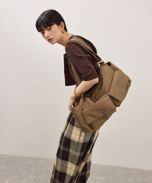 ADAM ET ROPE'(アダムエロペ)の「【WEB限定】撥水ビッグショルダーダブルポケットバッグ(ショルダーバッグ・レディース・ブラック/ブラウン系・F)」の11枚目の写真