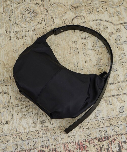 ADAM ET ROPE'（アダムエロペ）の「【NOTHING WRITTEN（ナッシングリトゥン）】HT NYLON SHOULDER BAG（ショルダーバッグ・レディース・ブラック/ホワイト系・F）」の7枚目の写真