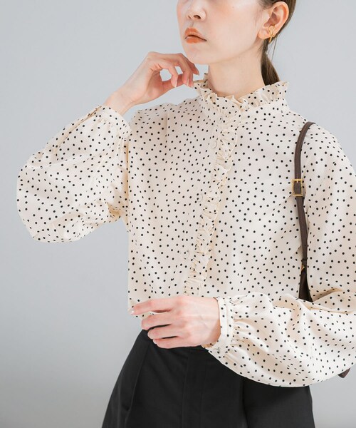 URBAN RESEARCH ROSSO（アーバンリサーチロッソ）の「『WEB限定』フリルスタンドカラーシャツ（シャツ/ブラウス・レディース・LIGHTBEIGE/BLACK/DOT・Free）」の10枚目の写真