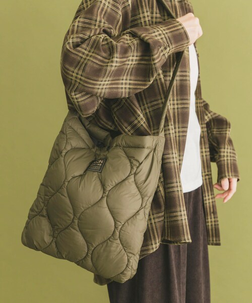 ITEMS URBANRESEARCH（アイテムズ アーバンリサーチ）の「TAION　Cross Body Down Bag -M（ショルダーバッグ・メンズ・BLK/G.BEIGE/D.OLIVE/D.NAVY/PAINT CAMO・-）」の20枚目の写真