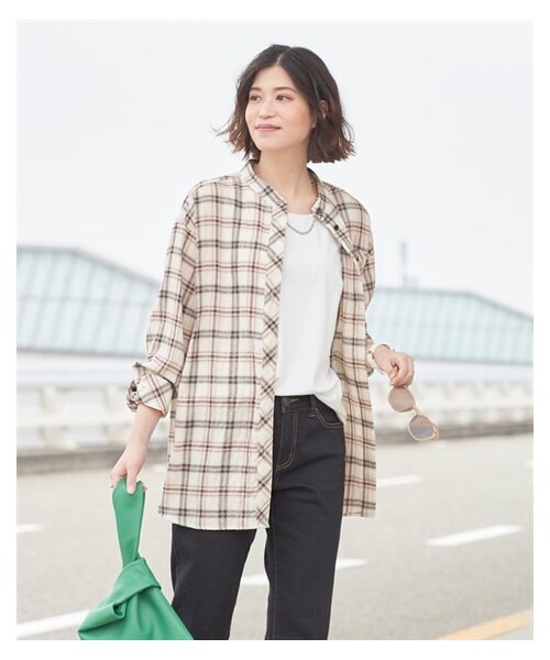 nissen（ニッセン）の「大きいサイズ 柔らか綿混ヘリンボーンバンドカラーゆるシャツ（シャツ/ブラウス・レディース・オフホワイト系チェック/カーキ系チェック/ブルー系ストライプ/黒系ギンガムチェック/ワイン系カラフルチェック/ベージュグレー/ピンクオレンジ/ネイビー系/レンガ系チェック/オフホワイト×ネイビー系チェック/ネイビー系チェック・L~LL相当/3L~4L相当/5L~6L相当/8L~10L相当）」の4枚目の写真