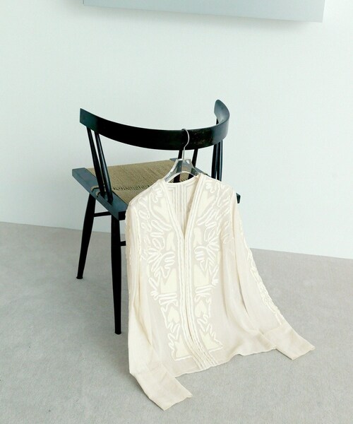 ADAM ET ROPE'(アダムエロペ)の「【EMOELLE】ステッチエンブロイダリーブラウス(シャツ/ブラウス・レディース・ホワイト/キナリ/ブラック/オフホワイト・F)」の2枚目の写真