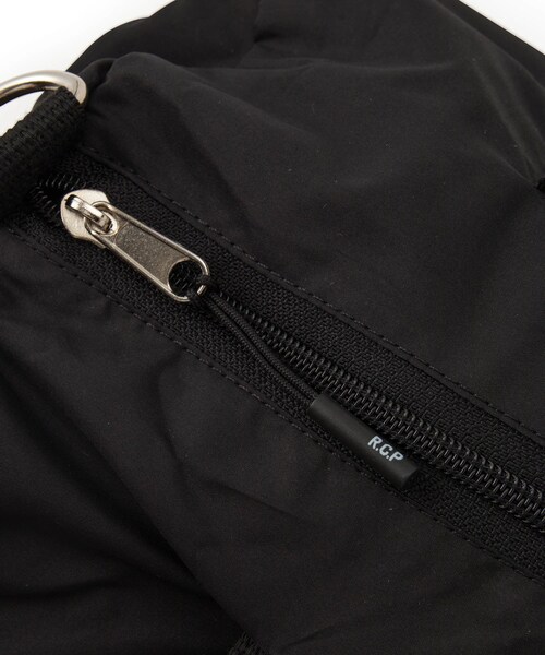 ADAM ET ROPE'(アダムエロペ)の「【ROYAL CITY PARK】ROLLING BOSTON BAG(ボストンバッグ・レディース・チャコール/ネイビー/レッド・F)」の11枚目の写真