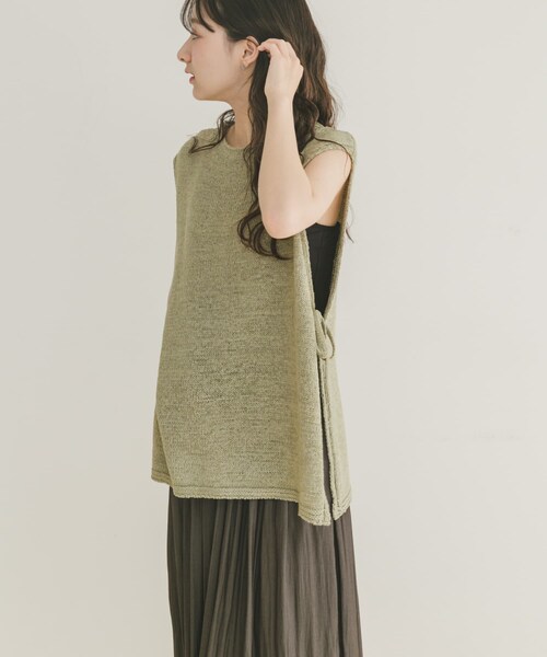 ITEMS URBANRESEARCH（アイテムズ アーバンリサーチ）の「テープヤーンニットベスト（ベスト・レディース・OFF/NVY/L.KHK・FREE）」の2枚目の写真