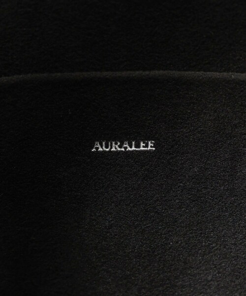 ADAM ET ROPE'(アダムエロペ)の「【AURALEE/オーラリー】LEATHER SHOULDER BAG - M MADE BY AETA(ショルダーバッグ・メンズ・ブラック・F)」の17枚目の写真