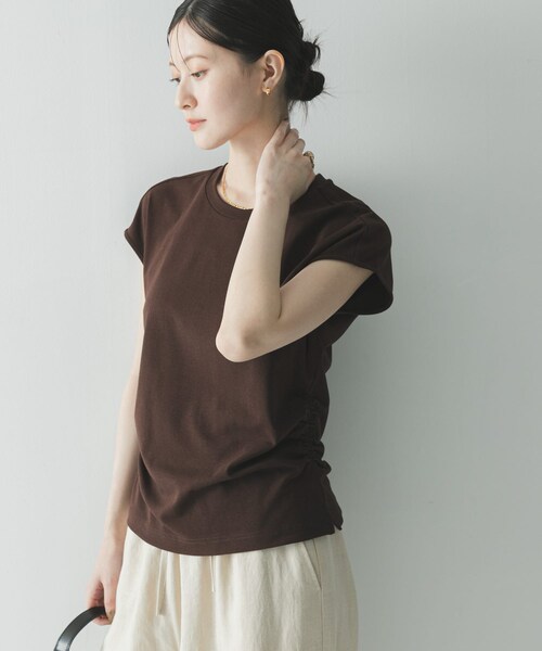 URBAN RESEARCH(アーバンリサーチ)の「サイドギャザーカットソー(Tシャツ/カットソー・レディース・OFF WHITE/BLACK/BROWN・Free)」の3枚目の写真