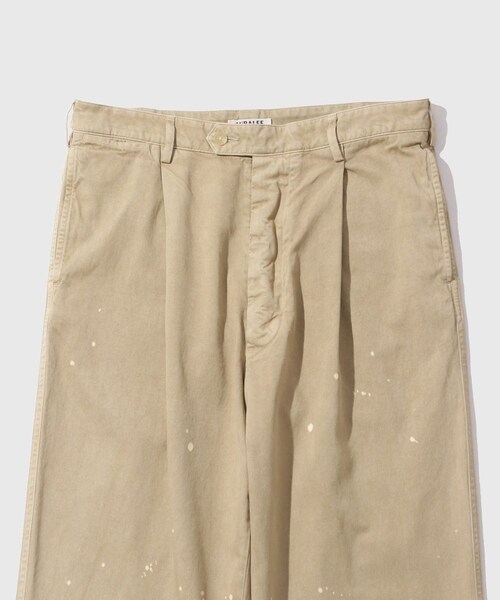 ADAM ET ROPE'（アダムエロペ）の「【AURALEE/オーラリー】GARMENT-DYED FINX LIGHT CHINO ONE-TUCK WIDE PANTS（チノパンツ・メンズ・ブラック/ベージュ・3/4/5）」の8枚目の写真