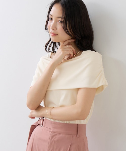 VIS(ビス)の「サイドギャザーオフショルダーカットソー/接触冷感(Tシャツ/カットソー・レディース・キナリ/ダークブラウン/ライトグリーン/レッド・F)」の7枚目の写真